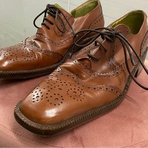 Women’s flat caramel Italian oxford - gorgeous detail - runs narrow. Size 8.5N.